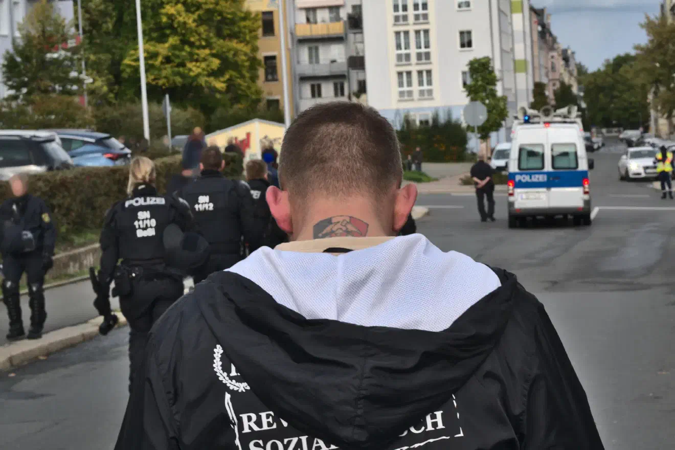 Das Nackentattoo von Tony Gentsch ist das Logo der Hammerskins.