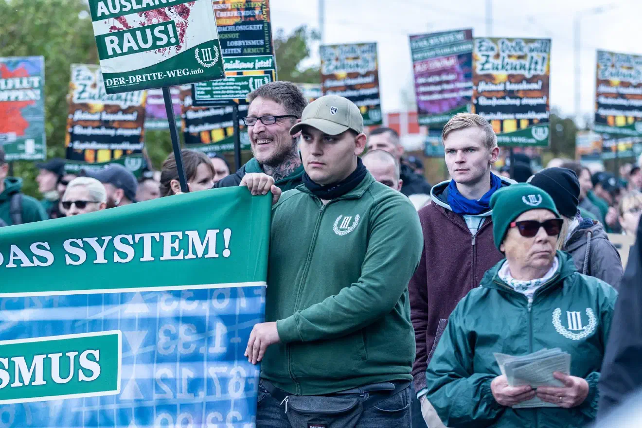 Rechts am Transparent ist Nick Mauser aus Waldorfhäslach. Er ist regelmäßig Redner auf Veranstalungen des III. Wegs.