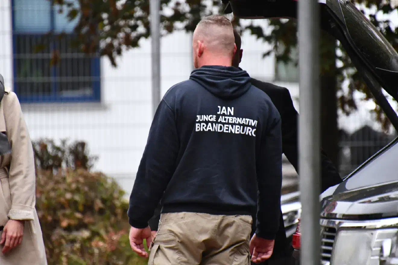 Der neue Bundesvorsitzende Hannes Gnauck aus Brandenburg war mehrere Jahre Zeitsoldat und wurde vom MAD als "Extremist" eingestuft. Seitdem darf er weder seinen Dienstgrad verwenden noch unaufgefordert Kasernengelände betreten.