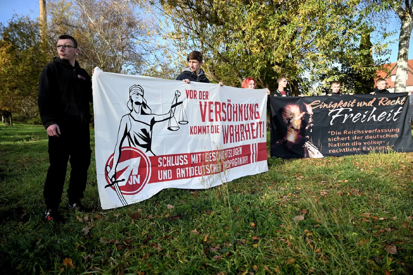 Ursprünglich war auch die Teilnahme einer JN-Delegation aus Thüringen geplant. Diese blieben der Veranstaltung allerdings fern - eine Polizeikontrolle nahe Dresden habe sie aufgehalten.