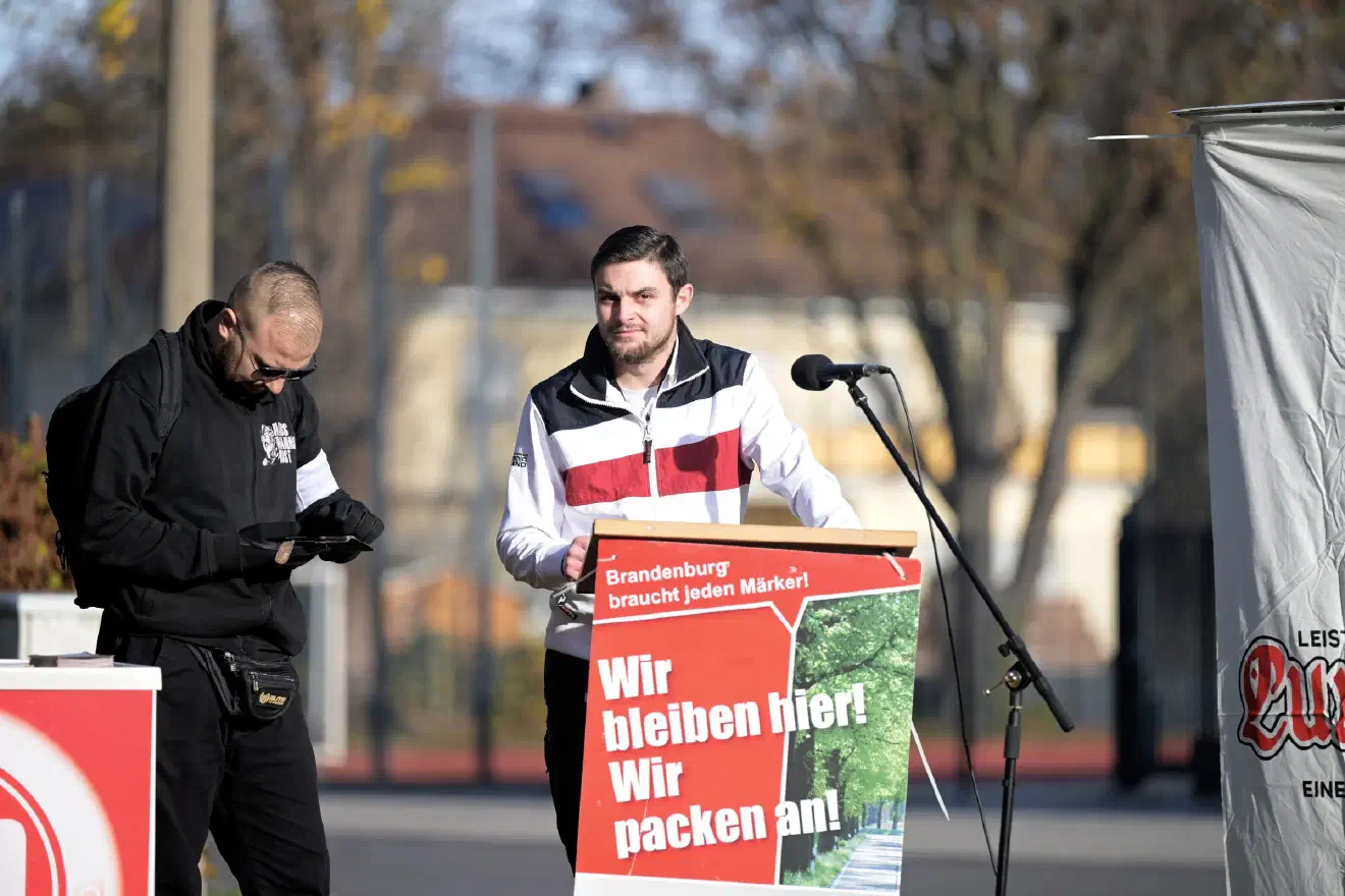 Der Veranstaltungsleiter Nico Koal schien sichtlich bemüht ein gewisses MAß an Diziplin unter der versammelten Anhänger*innenschaft herzustellen. Ein Unterfangen welches weitestgehend misslang. Befehle welche Koal immer wieder verteilte, verklangen zumeist ungehört.