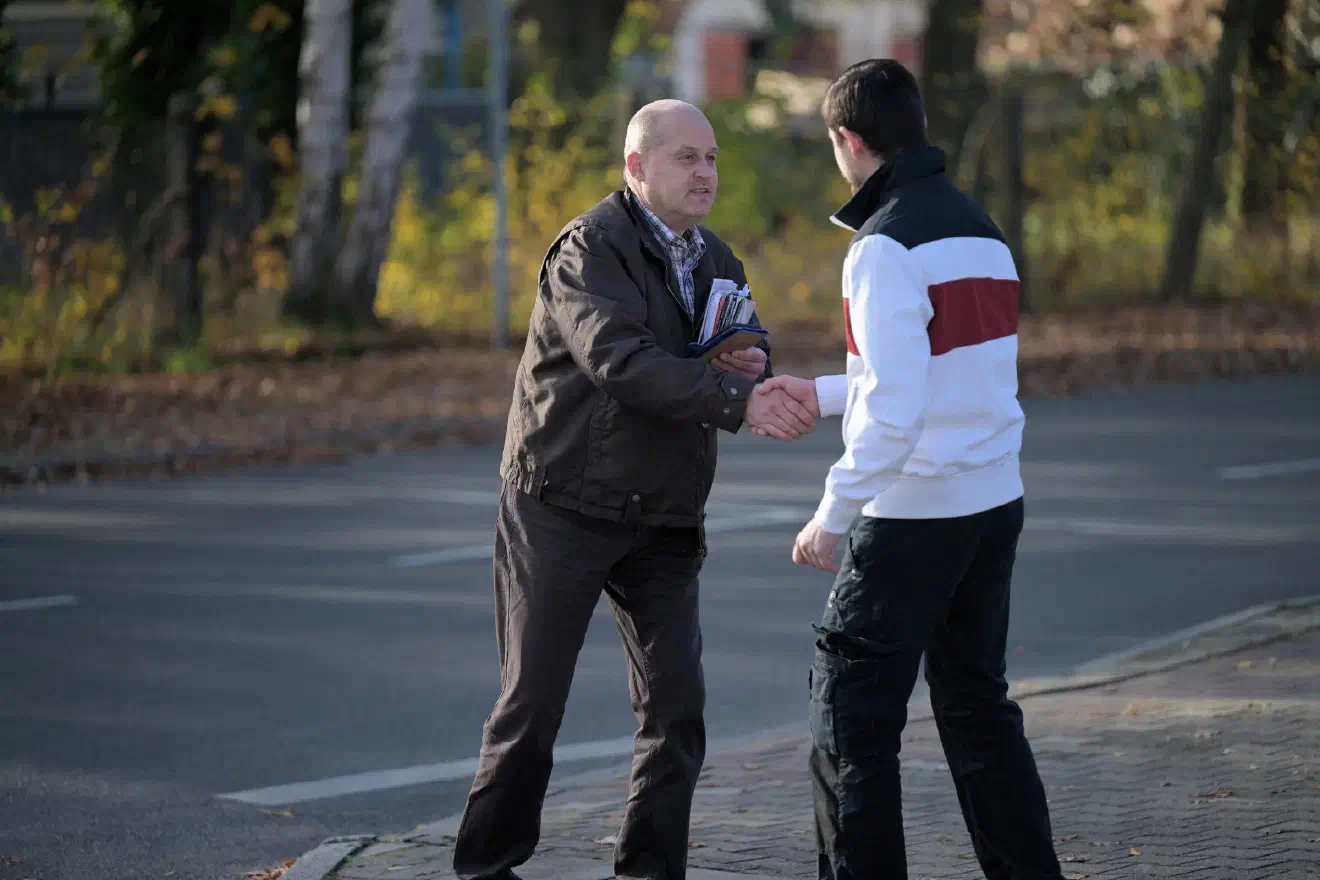 Der NPD-Politiker Klaus Beier während der Anreise in Spremberg. Wenige Stunden später wurde Beier während des im Anschluss stattgefundenen NPD-Landesparteitages der NPD Brandenburg als Landesvorsitzender wiedergewählt.