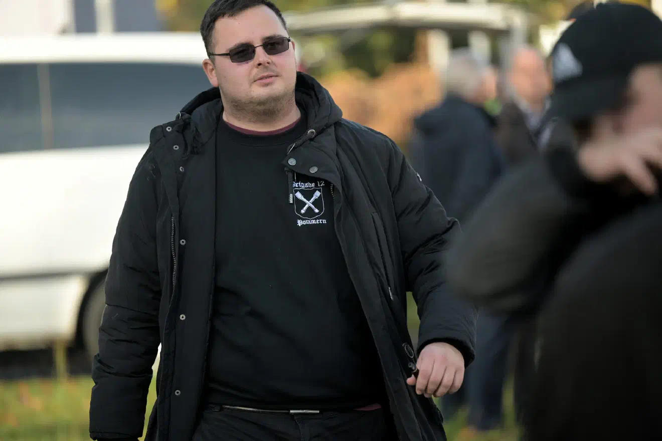 Ein JN-Aktivist aus Mecklenburg-Vorpommern. Ebenso wie ein weiterer Neonazi aus der dreiköpfigen Reisegruppe trat mit Erkennungszeichen der "Brigada 12 - Pommern" in Erscheinung. Dabei handelt es sich sich um eine Untergruppierung der "Arischen Bruderschaft" einer militanten Neonazigruppierung um den Neonazifunktionär Thorsten Heise. 