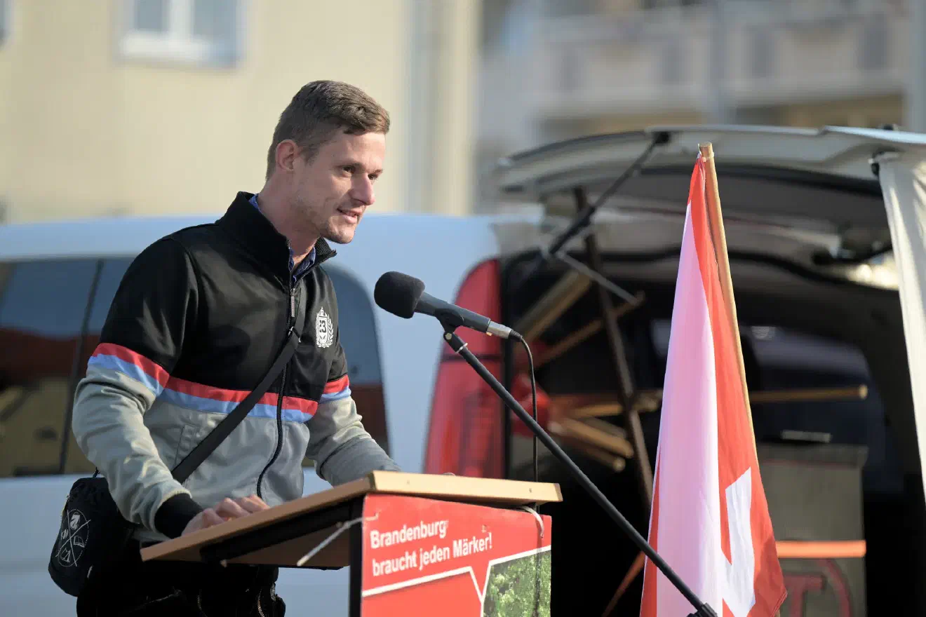 Remo Kudwien vom JN Stützpunkt Berlin/Brandenburg während eines Redebeitrages.