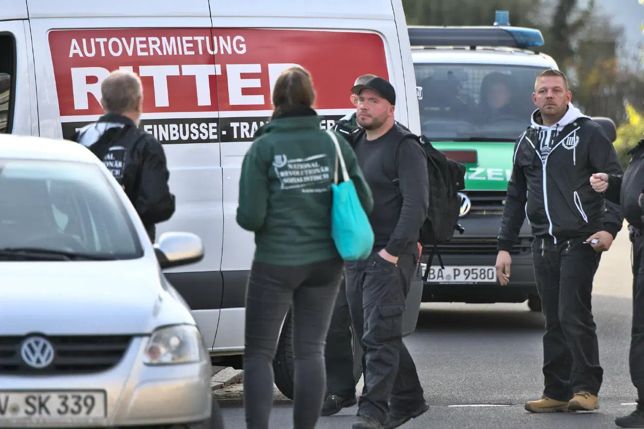 Versammelt wurde sich außerhalb der Innenstadt in einem Wohngebiet. Dort führte auch die kurze Demonstration mit Fackeln entlang.