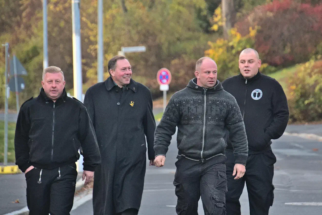 Auch der Kampfsportler Martin Langner (zweiter von rechts) reiste an.