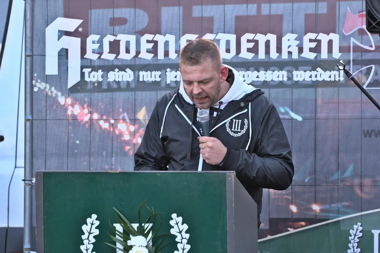 Während der Reden ging die Alarmanlage des Mietwagens los.