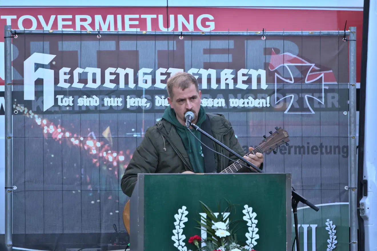 Musikalische Unterstützung gab es von dem parteinahen Musiker »Wegbereiter«. In alles Texten ging es um Heldenverehrung gefallener Soldaten Nazideutschlands.