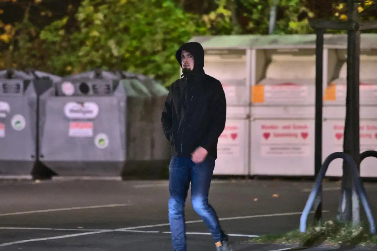Hier versuchten die zuvor geflohenen durch leichte optische Veränderungen (Mütze ab, Kapuze auf) wieder unerkannt auf den Parkplatz und zu ihrem zuvor abgestellten Fahrzeug zu gelangen. Dort wurden sie jedoch von der Polizei festgesetzt.