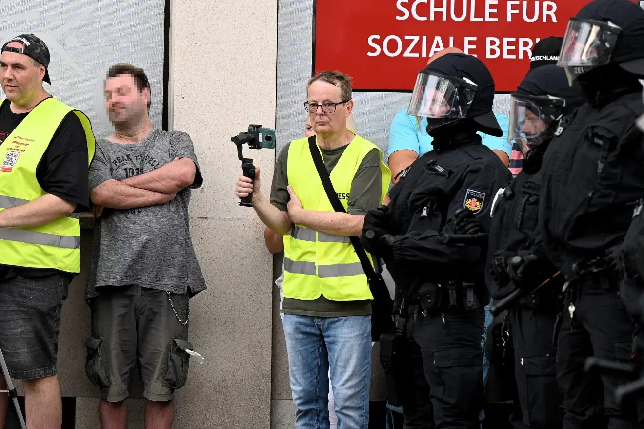 Neben seinen Aktivitäten für die Partei "Die Basis" und nun der AfD-Bremen tritt Wiencierz aktuell vor allem durch seine herausgehobene Tätigkeit im Zusammenhang mit dem Protestgeschehen sogenannter "Hygiene-Demonstrationen" in Bremen und dem angrenzendem Umland in Erscheinung. Gegenüber den Sicherheitsbehörden tritt Wolfgang Wiencierz dabei als Pressevetreter auf - so wie hier während einer Demonstration am 17. August 2022 in der Bremer Innenstadt.