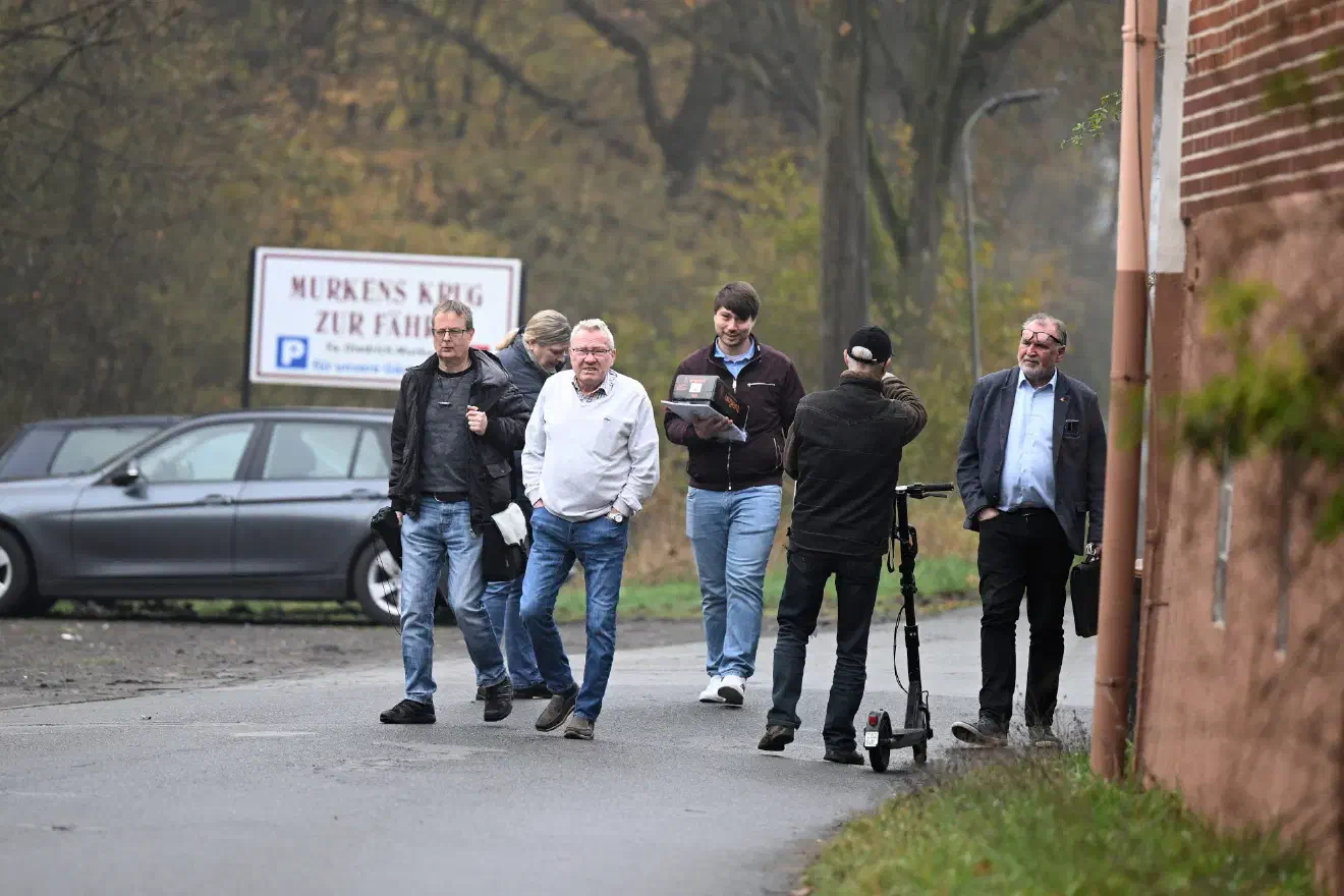 Kurz vor 13:00 Uhr verließen die angereisten Teilnehmenden dann über den Hinterausgang den Veranstaltungsort.