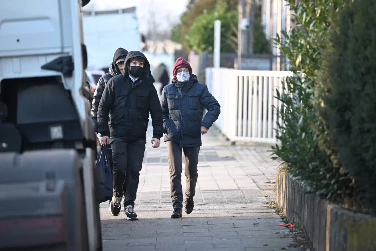 Der später auf die LAndesliste gewählte Student Michel Brockhausen (links im Bild) während der Anreise.