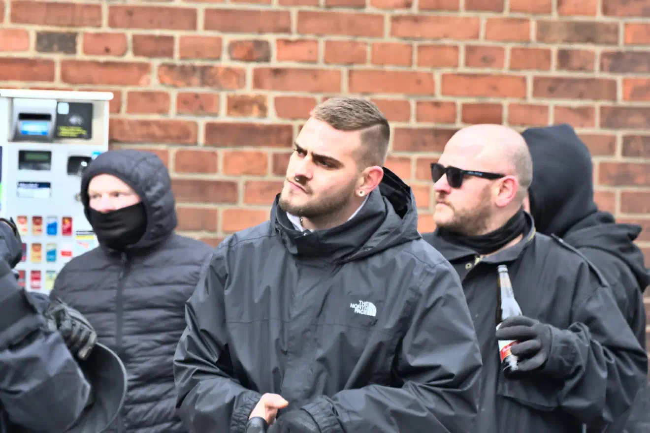 Den angereisten Neonazis wurde von der Versammlungsbehörde zugestanden, zwecks Abreise einen Aufzug bis zum Neustädter Bahnhof in Magdeburg durchzuführen. Der dann einsetzende Demonstrationszug stoppte allerdings nicht an der Rückseite des Neustädter Bahnhof, sondern bewegte sich anschließend wieder zum Friedhof. Dort wurde die Veranstaltung dann vollends für beendet erklärt. Die angereisten Neonazis bewegten sich abschließend in Kleingruppen vom Veranstaltungsort weg.