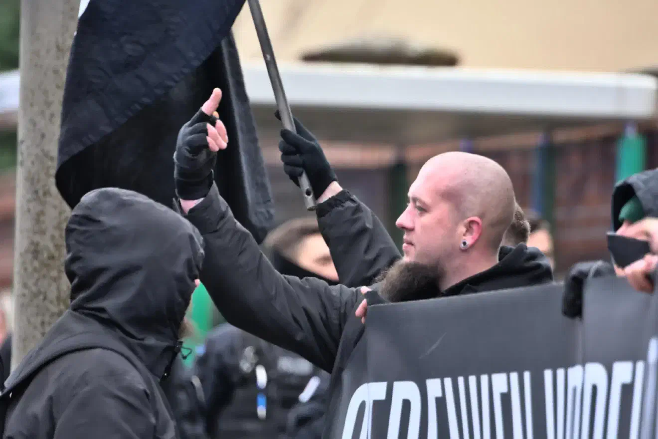 Die ankommende Gegendemonstration war für den Teilnehmenden der gescheiterten Kundgebung eine Provokation.