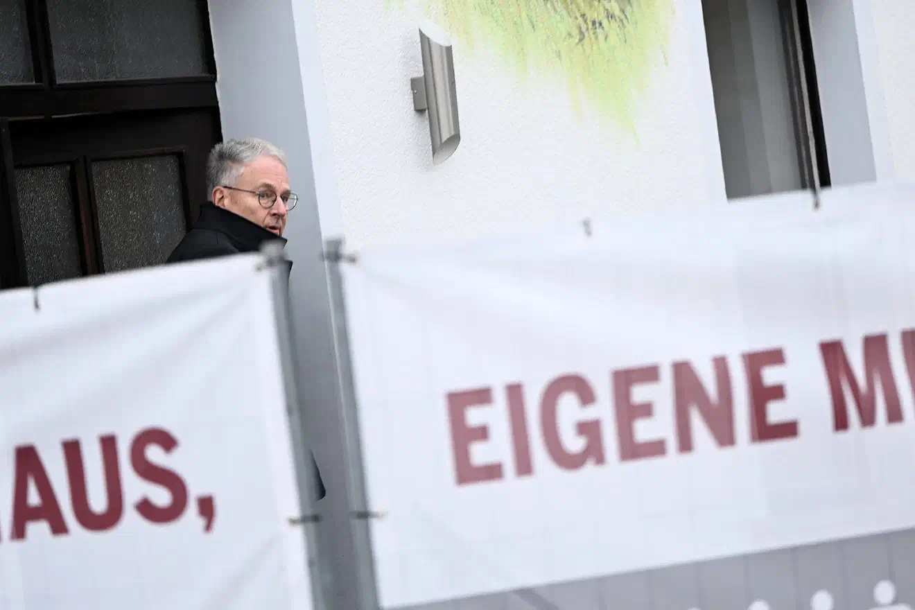Bereits beim Treffen im Januar 2023 in Schnellroda kam ein ähnlicher Personenkreis zusammen. Auch inhaltlich nahmen sich die Teilnehmenden nicht zurück: So hieß es in einer Podiumsdiskussion: "Wir können die Altparteien nur als Feind betrachten, nicht als Konkurrenten. Sondern, das ist nicht der politische Gegner, sondern das ist der Feind. Wir müssen einen Vernichtungsfeldzug führen, im Prinzip gegen die Altparteien". Derartige Einordnungen schienen das Arbeitsverhältnis von Alice Weidel und Roland Hartwig nicht zu belasten. Und auch nicht die Anwesenheit zahlreicher Aktivist:innen der sogenannten "Identitären Bewegung" - inklusive Martin Sellner, der dort ebenfalls einen Redebeitzrag hielt.
