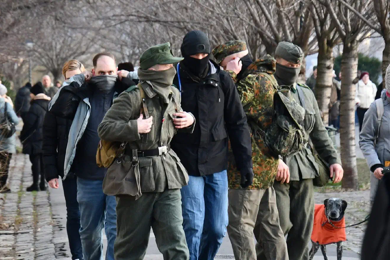 Entgegen dem ausdrücklichen Befehl des damligen Reichskanzlers Adolf Hitler versuchten in der Nacht zum 12. Febuar 1945 etwa 17.000 deutsche Soldaten und ihre ungarischen Verbündeten den Belagerungsring der Roten Arme um Budapest zu durchbrechen und aus der Stadt zu gelangen. Nur etwa 700 Soldaten entkamen dem Kessel. Damit endete der seit dem 29. Oktober 1944 andauernde Kampf um Budapest in der Endphase des zweiten Weltkrieges.