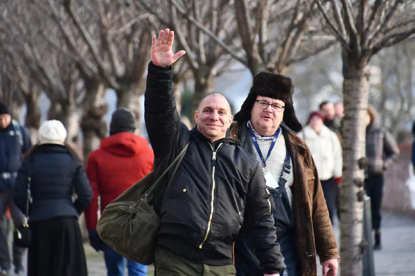Charakteristisch an der „Gedenkveranstaltung“, beispielsweise im Vergleich zum zeitgleich stattfindenden Neonazidemonstration in Dresden, ist in Budapest ein vergleichsweise geringer Widerspruch der Zivilgesellschaft. 