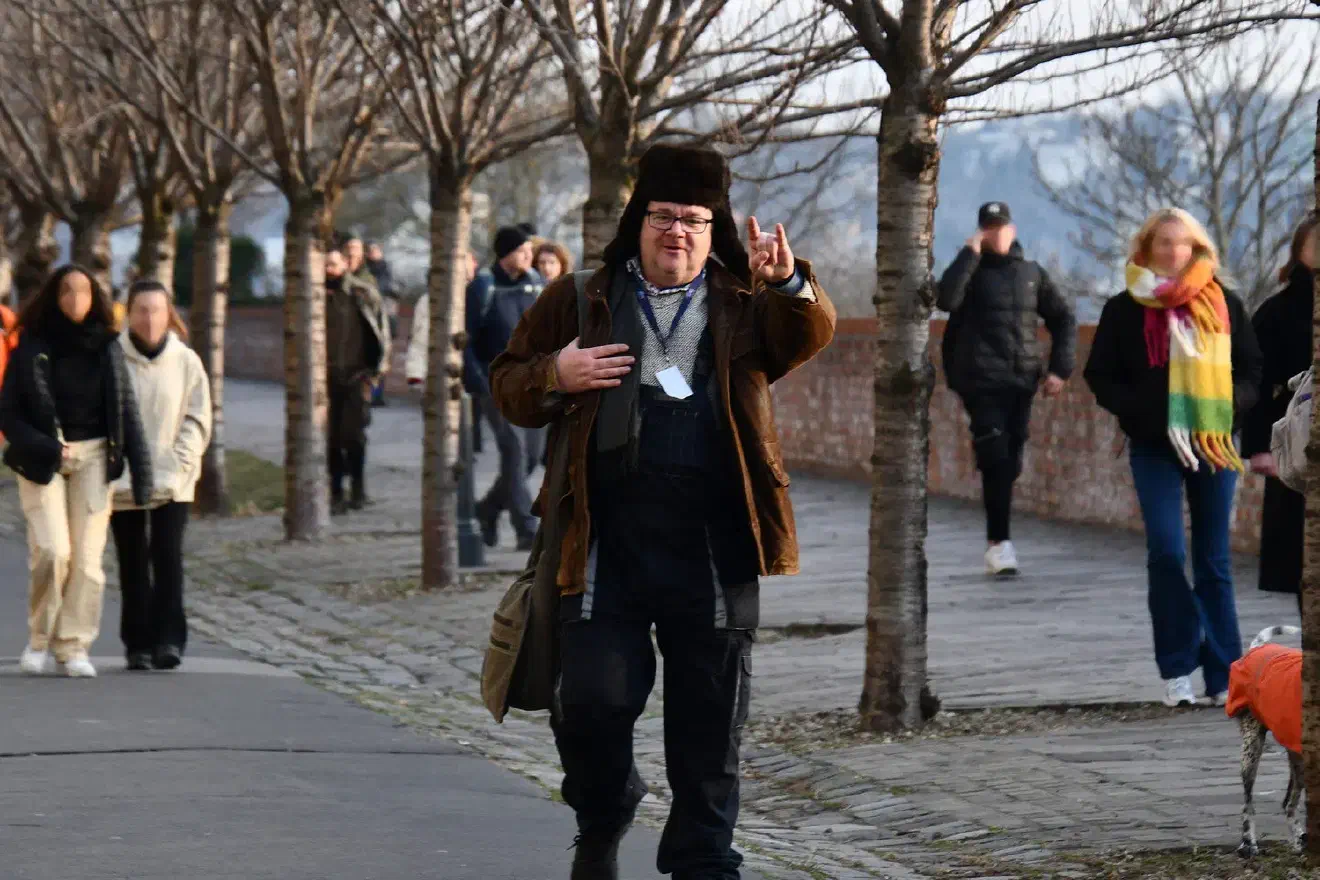 Dennoch sammelten sich gegen am 11. Februar gegen 13 Uhr dennoch mehrere Hundert Neonazis auf einem Berg am westlichen Stadtrand von Budapest. Von den Ordnungsbehörden weitgehend unbeobachtet griffen diese hier Journalist:innen an. 