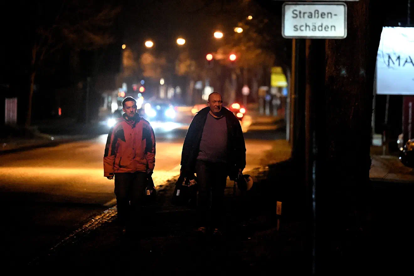 Während sich der AfD-Kreisverband zu Beginn seiner Aktivitäten auf die Durchführung von sogenannten "Mahnwachen" mit jeweils etwa 30 Teilnehmenden beschränkte, finden seit August des vergangenen Jahres auch Demonstrationen in Twistringen statt - inzwischen auch mit überregionaler Unterstützung, wie hier im Bild, Reichsbürger aus dem nahegelegenen Bremen. 