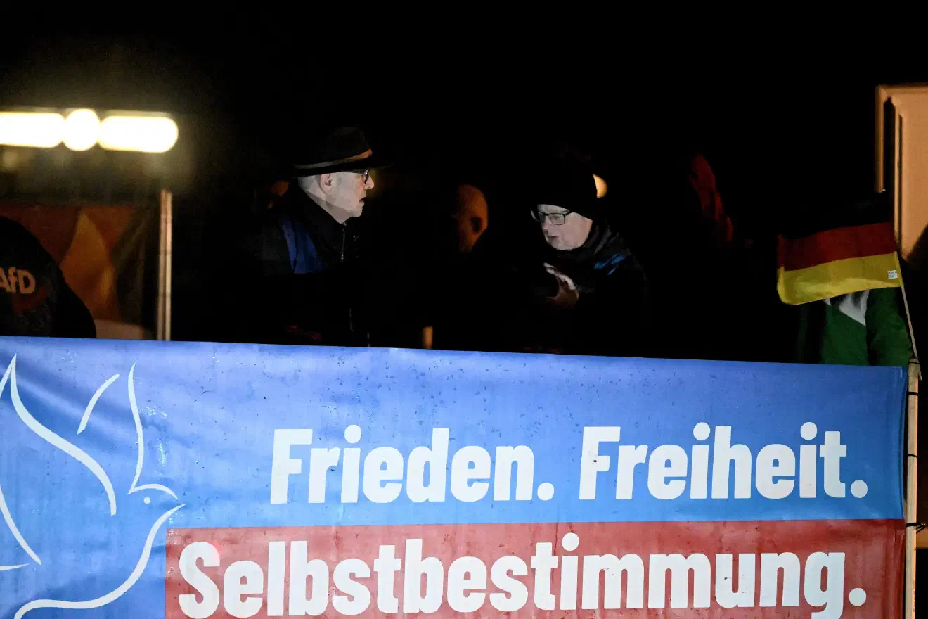 Aus Bremen war am vergangenen Montag in Twistringen auch Wolfgang W. aus Bremen zugegen. Das ehemalige Vorstandsmitglied des Bremer Landesverbandes der Partei "Die Basis"  bewegt sich seit Beginn der so genannten Corona-Proteste im verschwörungsideologischem Milieu und verbreitet entsprechende Erzählungen über einen eigenen Youtube-Kanal. Wolfgang W. gehört zu den regelmäßigen Teilnehmenden dieser politisch einschlägigen Veranstaltungen in Twistringen.