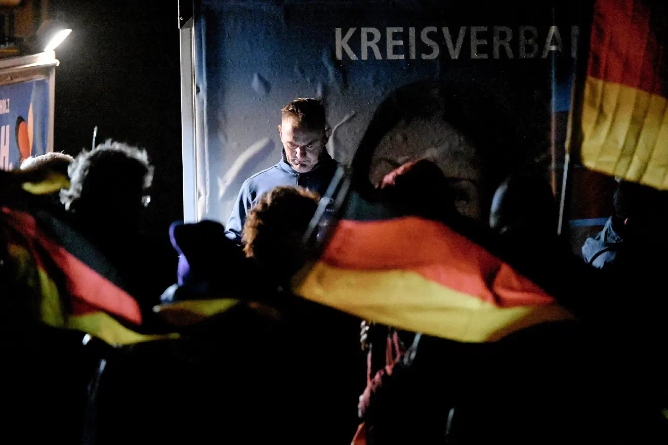Als Anmelder der Veranstaltungen trat wiederholt der AfD-Kreisvorsitzende Andreas Illoff (Bild) in Erscheinung. Neben seiner AfD-Karriere kann Illof auf eine lange Geschichte in der extremen Rechten zurückblicken. So war Illof bereits vor seiner Mitgliedschaft in der AfD aufgrund seiner vielfältigen Aktivitäten ein festes Beobachtungsobjekt des niedersächsischen Verfassungsschutzes. 