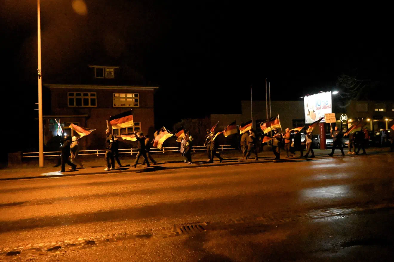 Gegen 19:30 Uhr setze sich dann der Demonstrationszug, begleitet von Gegenprotesten in Bewegung und zog mit Sprechchören die Hauptstraße von Twistringen entlang.