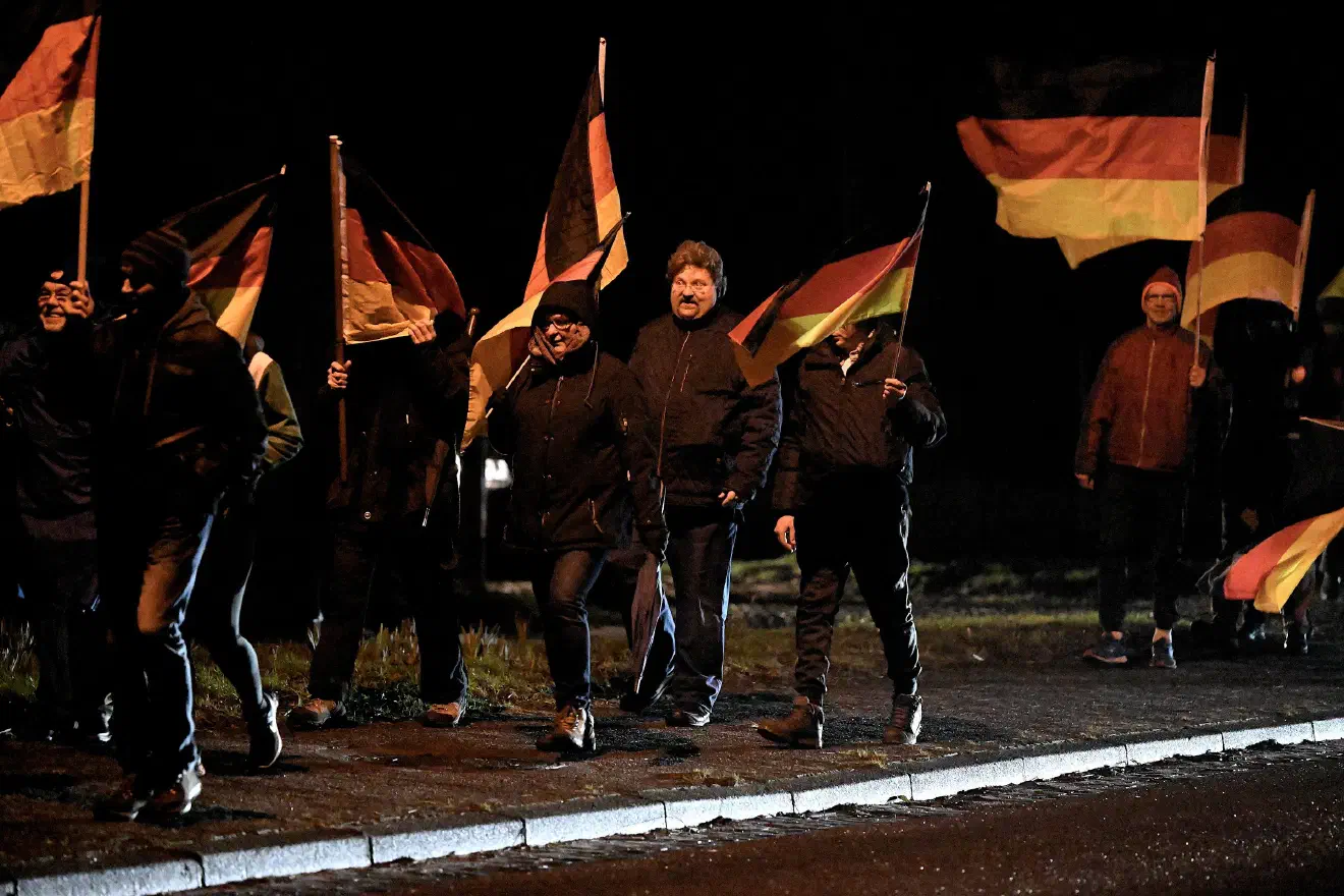 Gemeinsam mit den Reichsbürger.:innen marschierte auch der AfD-Politiker Heinzjürgen Niks (Bildmitte). Niks, der zuvor bereits für die rechtspopulistische Partei "Bürger in Wut" als Kandidat in Erscheinung trat, ist derzeit Mitglied im so genannten "Notvorstand der AfD im Landesverband Bremen" - der sich derzeit eine erbitterte Auseinandersetzung mit dem gewählten Landesvorstand der AfD-Bremen liefert. Die Auseinandersetzungen führen derzeit dazu, dass die Zulassung von AfD-Kandidat:innen bei der im Mai 2023 anstehenden Bürgerschaftswahl in Bremen gefährdet ist, da zwei unterschiedliche Wahllisten eingereicht wurden.