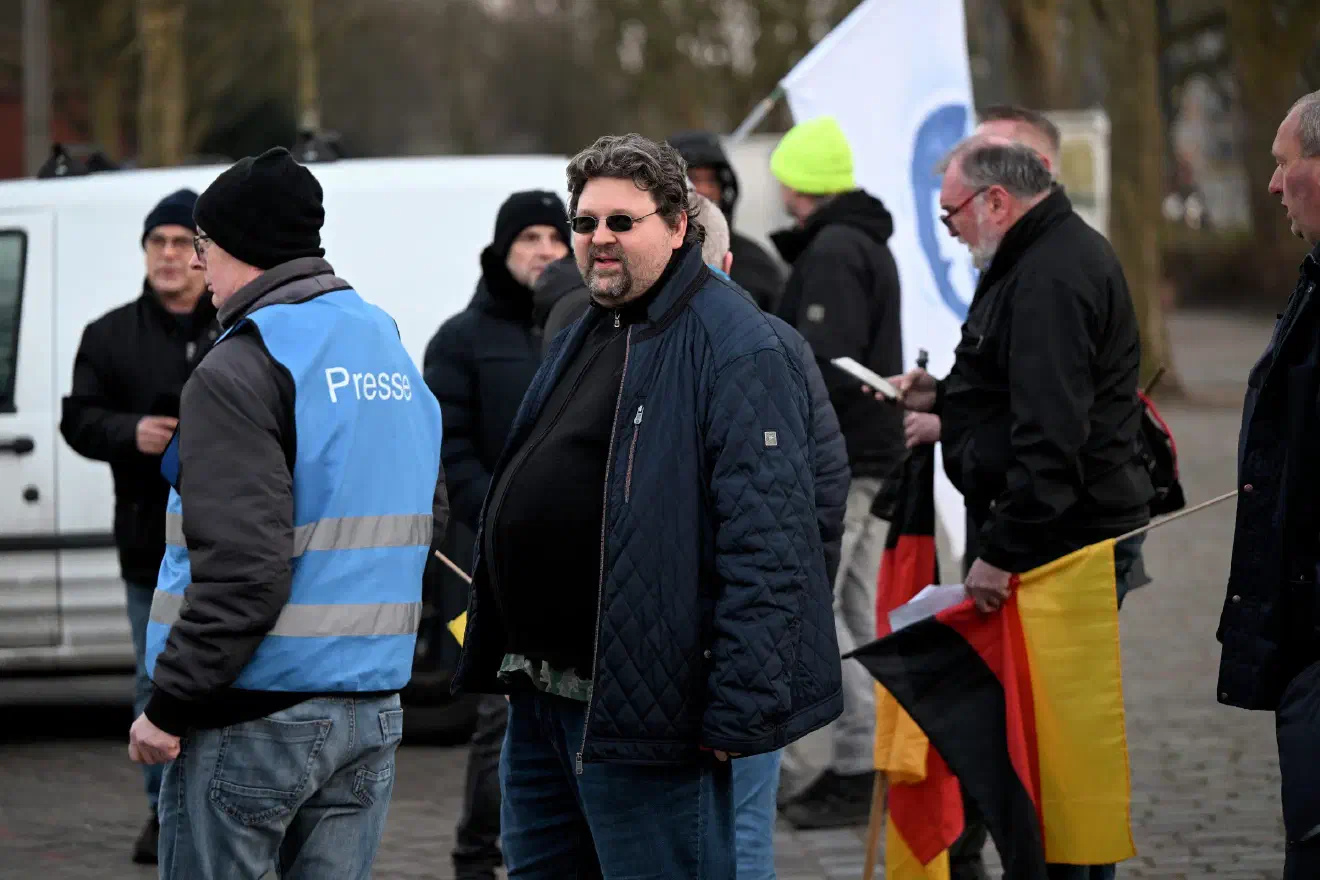 Auch der AfD-Politiker Heinzjürgen Niks (Bild) gehört dem "Notvorstand" als Beisitzer an. Niks, der zuvor bereits als Kandidat der "Bürger in Wut" (BiW) in Erscheinung trat, gehörte im November des Vorjahres zu den Teilnehmenden eines Wahlparteitages des "Notvorstandes" in Bremen Burglesum. Bei diesem wurden Kandidat:innen für die anstehenden Bürgerschaftswahlen im Mai bestimmt. Da die AfD-Bremen um Sergej Minich jedoch ebenfalls Kandidat:innen bei einem Wahlparteitag im Januar in Bremen Mahndorf wählte, existieren nunmehr zwei unterschiedliche AfD-Wahllisten. Gibt es keine Einigung, besteht die Möglichkeit, dass beide Wahllisten durch die Wahlkommission abngelehnt werden und die AfD bei der anstehenden Bürgerschaftswahl lediglich in Bremerhaven zur Wahl stehen wird.