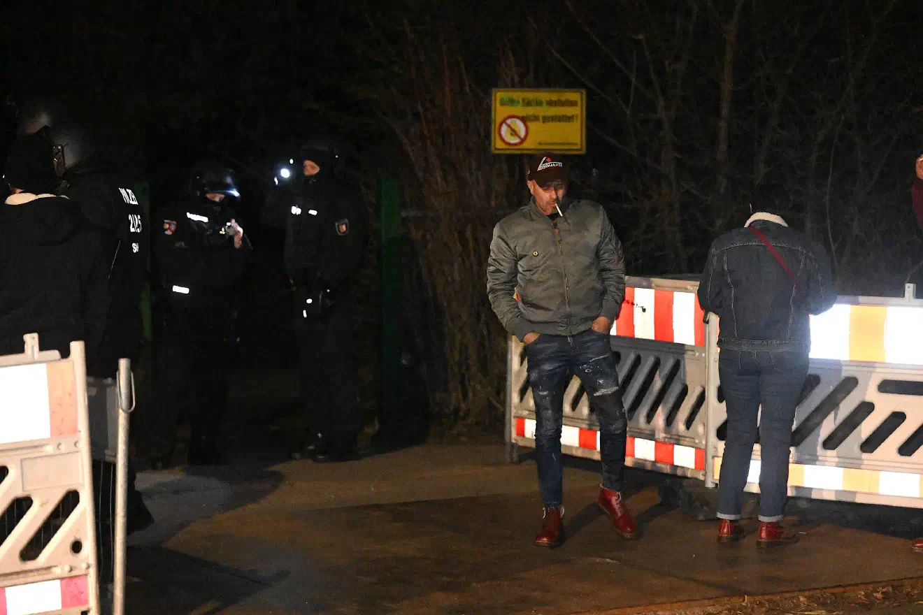 Während die "Arische Bruderschaft" für die Absicherung, Koordination und Organisation der Veranstaltung verantwortlich war zeichnete, war das Konzert offiziell eine Veranstaltung der so genannten "Brigade 12 - Pommern". Bei der "Brigade 12" handelt es sich um Supporter- und Vorfeldorganisation der "Arischen Bruderschaft". Ähnlich wie die AB nutzt die "Brigade 12" zwei gekreuzte Stabgranaten als Erkennungszeichen. Auch die Zahl 12 im Namen der Gruppierung steht als Chiffre für den ersten und zweiten Buchstaben im Alphabet und damit als Kürzel für die "Arische Bruderschaft" selbst.