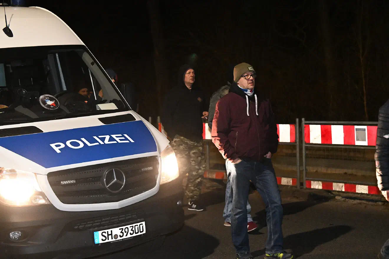 Auf die Bedeutung der Veranstaltung deutet auch die organisatorische Zugehörigkeit etlicher, der dort in Neumünster anwesenden Neonazis hin. So fanden sich dort beispielweise Personenkreise zusammen, die dem Netzwerk von "Blood & Honour" zuzurechnen sind. Das militante Neonazinetzwerk wurde im September 2001 vom damaligen Bundesinnenminister verboten - und agiert seitdem nach Ansicht von Beobachter*innen unter wechselnden Bezeichnungen im Untergrund.