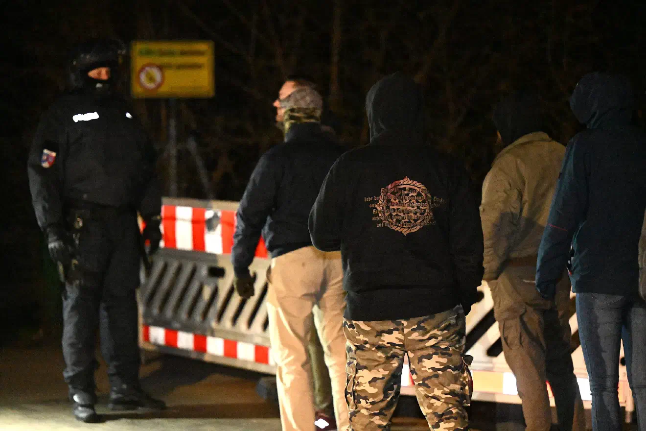 Auch Neonazis, die in der Vergangenheit bei der Neonaziorganisation "Combat 18" aktiv waren, kamen hier zum Stelldichein zusammen. Auch "Combat 18" wurde inzwischen verboten. Ähnlich wie "Blood & Honour" versucht die Gruppe ihre Aktivitäten seit dem Verbot im Januar 2020 unter anderen Gruppenbezeichnungen fortzuführen.
