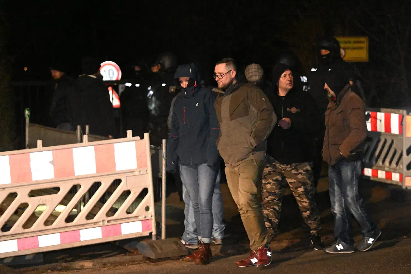 Das Geschäft mit Rechtsrock ist für die Beteiligten lukrativ und wirft und jährlich hunderttausende von Euros ab. Auch die "Arische Bruderschaft" um Torsten Heise verdient dabei kräftig mit und konnte sich neben "Blood & Honour", "Combat 18" und den "Hammerskins" als eine der wichtigsten Organisationen in diesem Bereich etablieren - deren Mitglieder formulieren zunehmend einen Führungsanspruch bei der Durchführung von Konzertveranstaltungen.