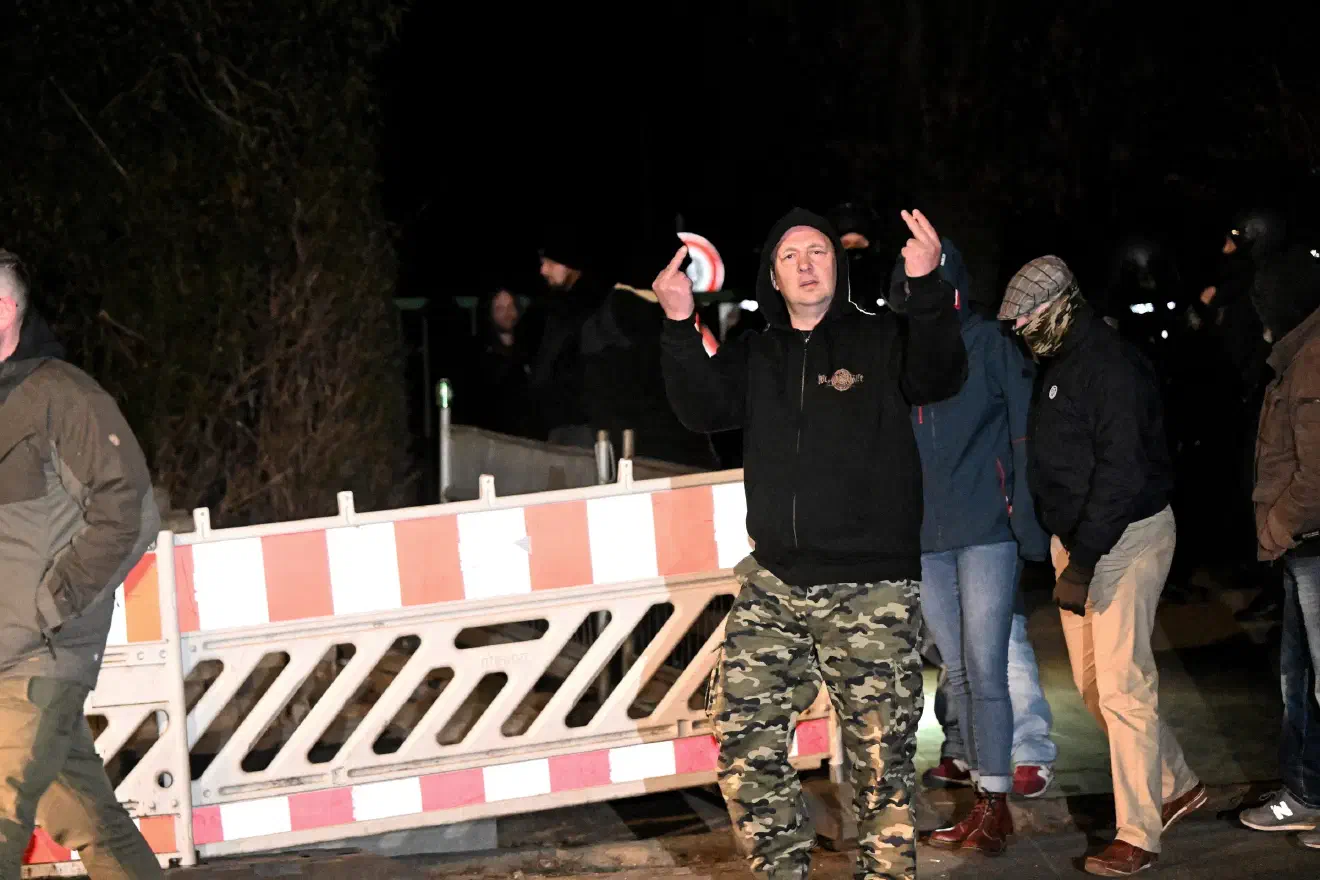 Die in Neumünster geplante Veranstaltung stand unter dem Motto "Der Norden rockt". Geplant ware der Auftritt der Rechtsrockgruppen "Endstufe" aus Bremen, "Radikahl" aus Thüringen und der Band "Hart & Smart"aus Süddeutschland. Insbesondere Bands wie "Endstufe" und "Radikahl" können auf Jahrzehnte lange Aktivitäten im internationalen Rechtsrock Geschäft verweisen und können dementsprechend hohe Publikumszahlen generieren.
