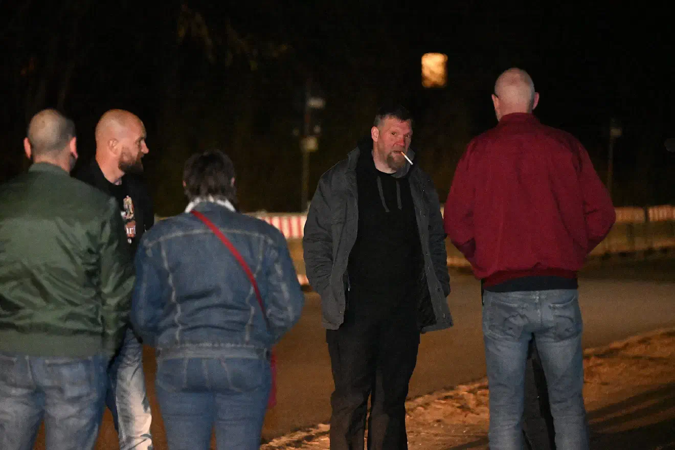 Noch während im Vereinsheim ein erster Soundcheck durchgeführt wurde, umstellten Hundertschaften der Polizei kurz nach 20 Uhr den Gebäudekomplex. Neben Polizeibeamten*innen aus ganz Schleswig-Holstein wurden auch Unterstützungskräfte aus Hamburg herangeführt.