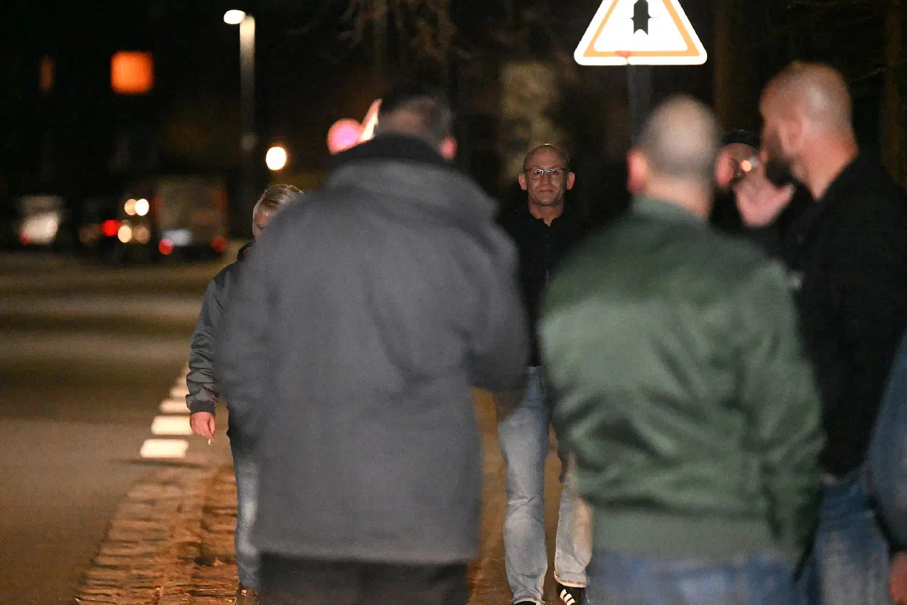 Den Konzertbesucher*innen wurde unter Verweis auf die falschen Veranstaltungsanmeldung eine weitere Nutzung der Räumlichkeiten untersagt. Das Areal wurde von der Politzei kurzerhand zum Gefahrengebiet erklärt.