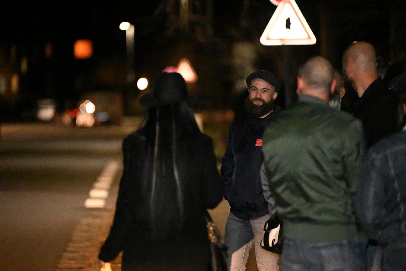 Die Angriffe der Neonazis änderten am Ausgang nichts. Schließlich verschaffte sich die Polizei Zutritt zu dem inzwischen reichlich demolierten Innenraum und beendete damit die Veranstaltung noch bevor sie überhaupt richtig begonnen hatte.