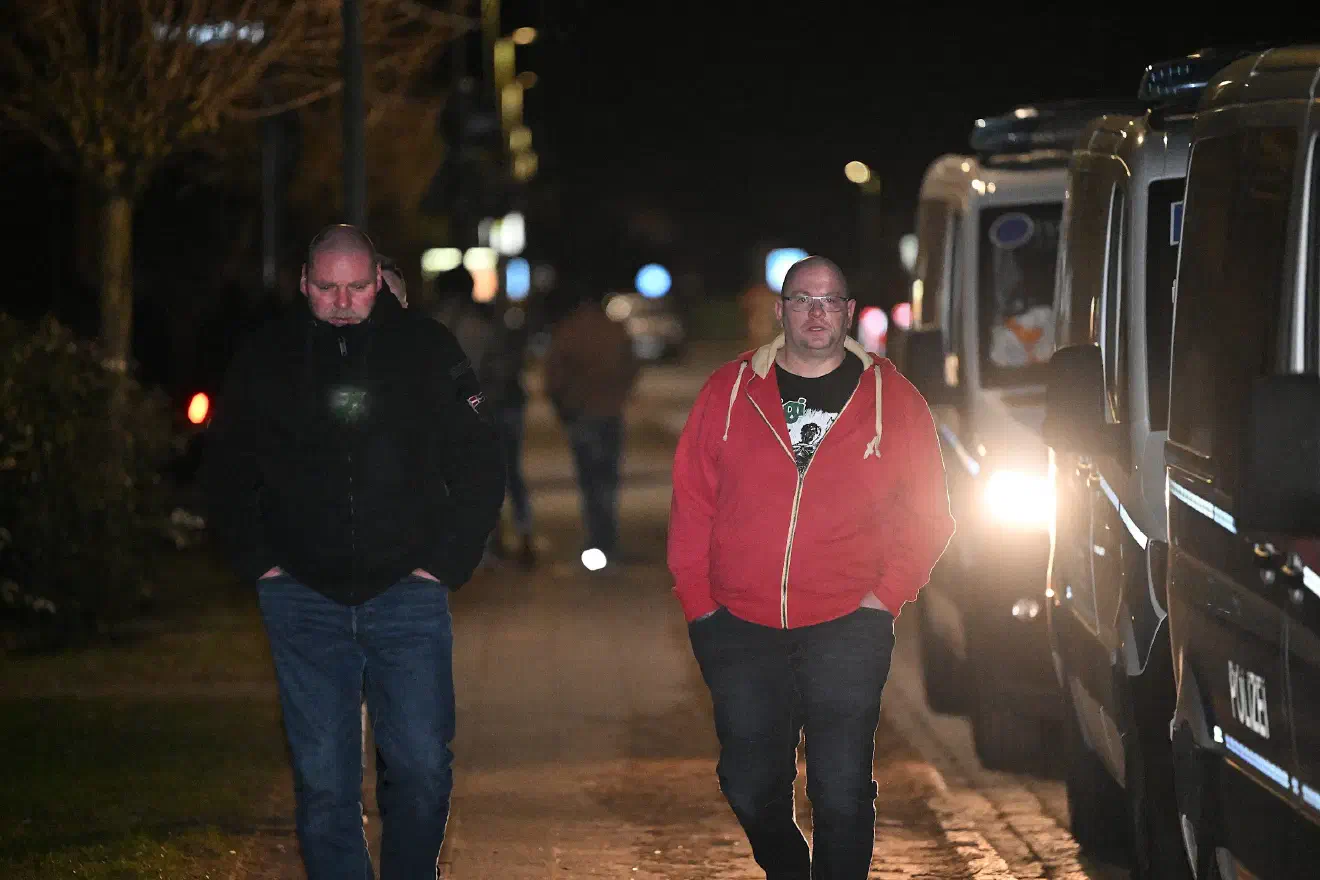 Die angereisten Neonazis wurden daraufhin polizeilich kontrolliert und erhielten zum Teil Platzverweise. Gegen einzelne Neonazis wurde wegen Landfriedensbruch Anzeige erstattet. Bei einem der ersten, der das Gelände sichtlich ungehalten verließ, handelte es sich dann auch um Torsten Heise, über dessen Vertriebsstruktur die Veranstaltung beworben wurde.