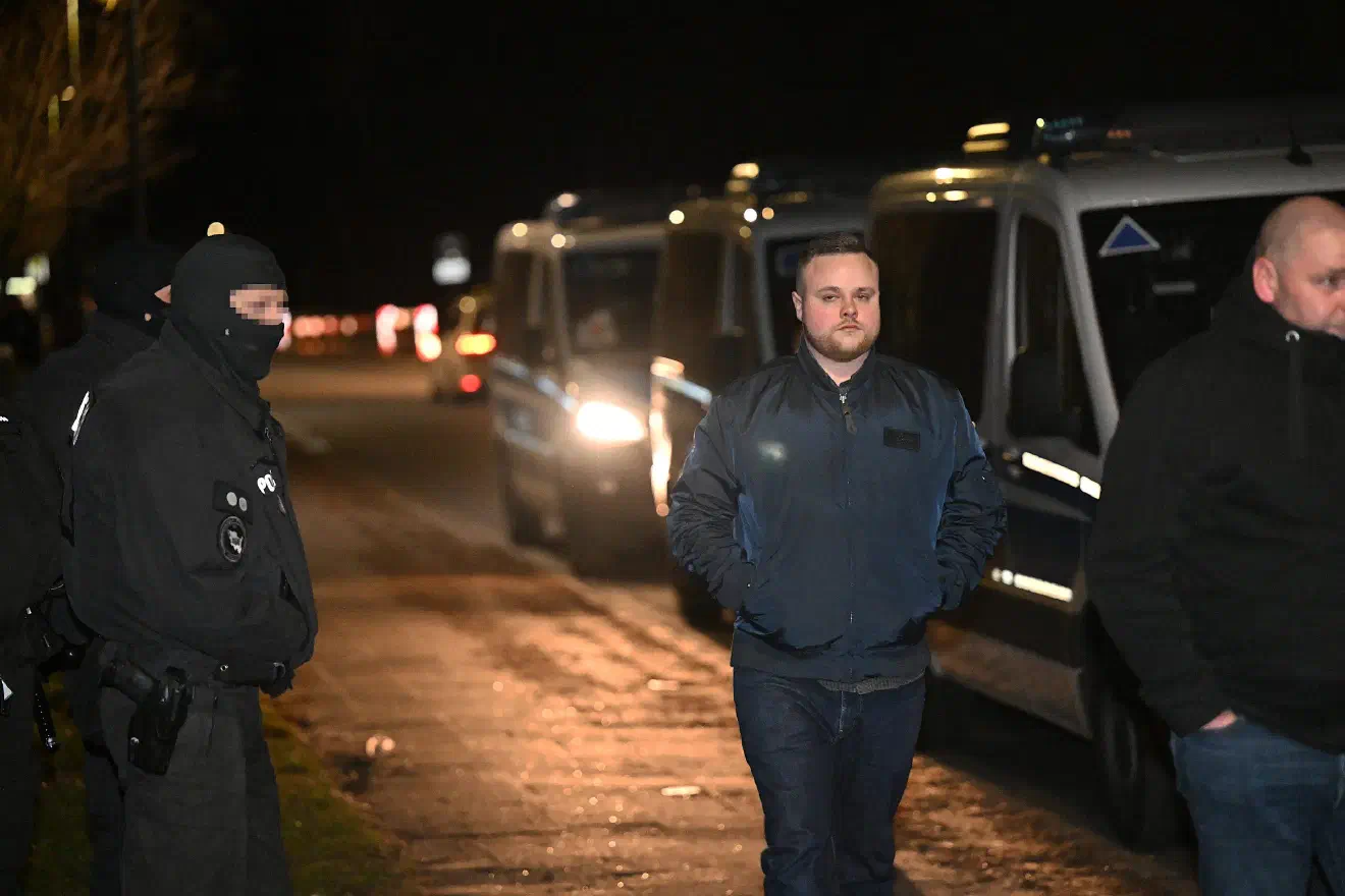 Doch nicht nur Thorsten Heise verließ auffällig früh den Ort des Geschehens. Auffällig war, dass etliche Neonazis aus den Strukturen der "Arischen Bruderschaft", welche den Ordnerdienst gestellt hatten, bereits kurz nach Beginn des Polizeieinsatzes das Gelände verließen und die angereisten Neonazis sich selbst überließen.
