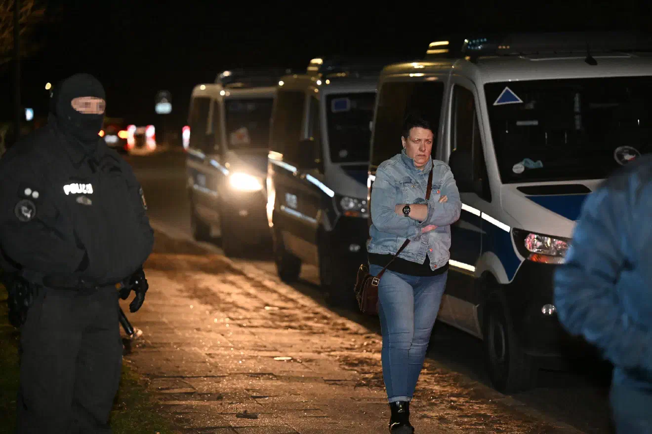 In Folge des Polizeieinsatzes wurden die zum Teil sichtlich angetrunkenen Neonazis in Kleingruppen zur nahegelegenen Zufahrtsstraße geleitet. Da diese zum überwiegenden Teil ihre Mobiltelefone entweder vor Beginn der Veranstaltung in ihren Fahrzeugen ließen oder ihnen diese, wie Veranstaltungsteilnehmende berichteten, am Eingang abgenommen wurden, fiel es etlichen sichtlich schwer sich wieder in ihren Reisegruppen zusammen zu finden.