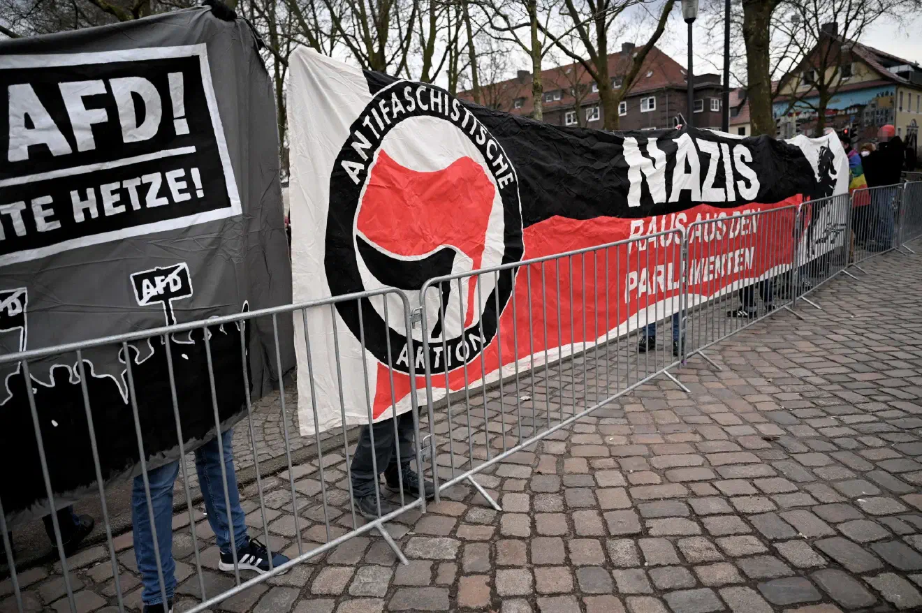 Im Gegensatz zur Vorwoche sah sich die AfD und die anwesenden Personen aus dem Spektrum der Reichsbürger*innen nun mit einem massiven Gegenprotest konfrontiert. In unmittelbarer Nähe zum Auftaktplatz der AfD-Bremen auf dem Findorffer Marktplatz, fand eine Kundgebung statt, die sich gegen die Aktivitäten der extrem rechten Partei richtete.