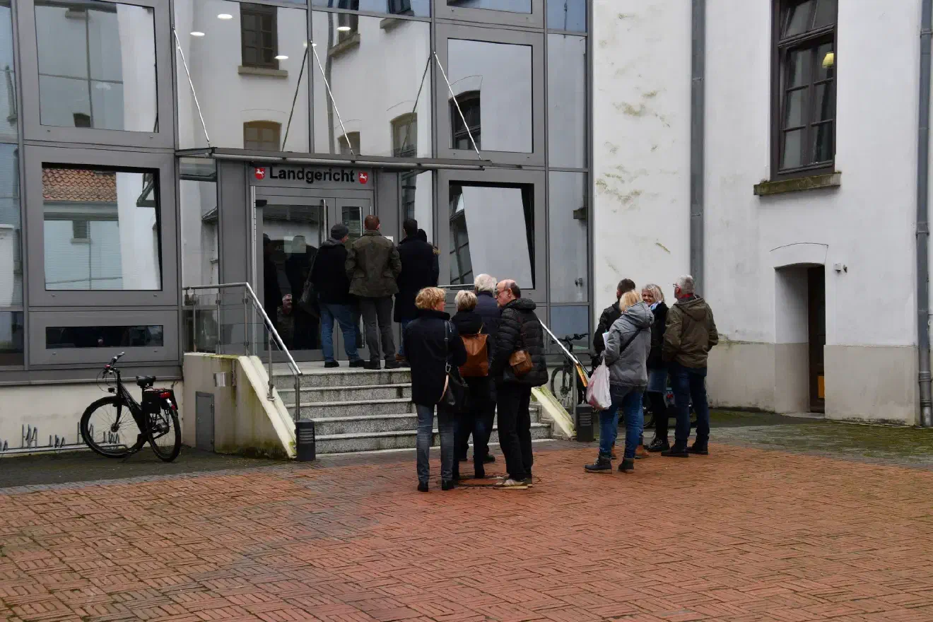 Erstinstanzlich war er dafür vom Amtsgericht Aurich zu einer Geldstrafe von 40 Tagessätzen verurteilt worden.