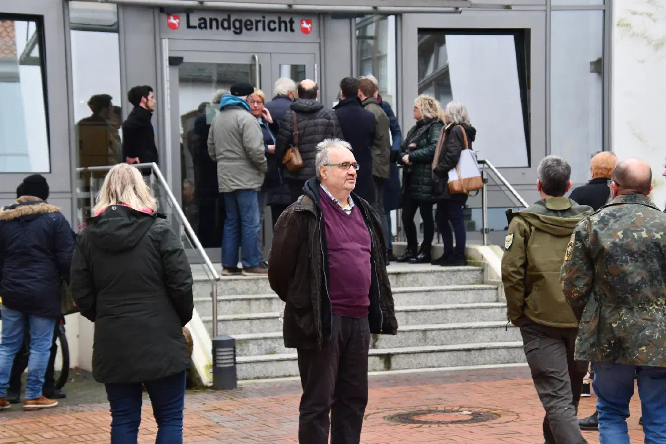Bereits Anfang 2022 hatte der Angeklagte sein Mandat im Rat der Gemeinde Saterland niedergelegt welches er für die AfD innehatte.