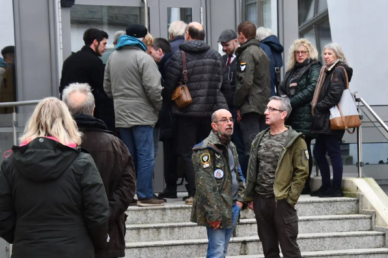 Dem war ein Foto, welches Reiners vor einer Hakenkreuzfahne zeigen soll, vorausgegangen.
Nach eigener Aussage sei er in diesem Zuge auch aus der AfD ausgetreten.