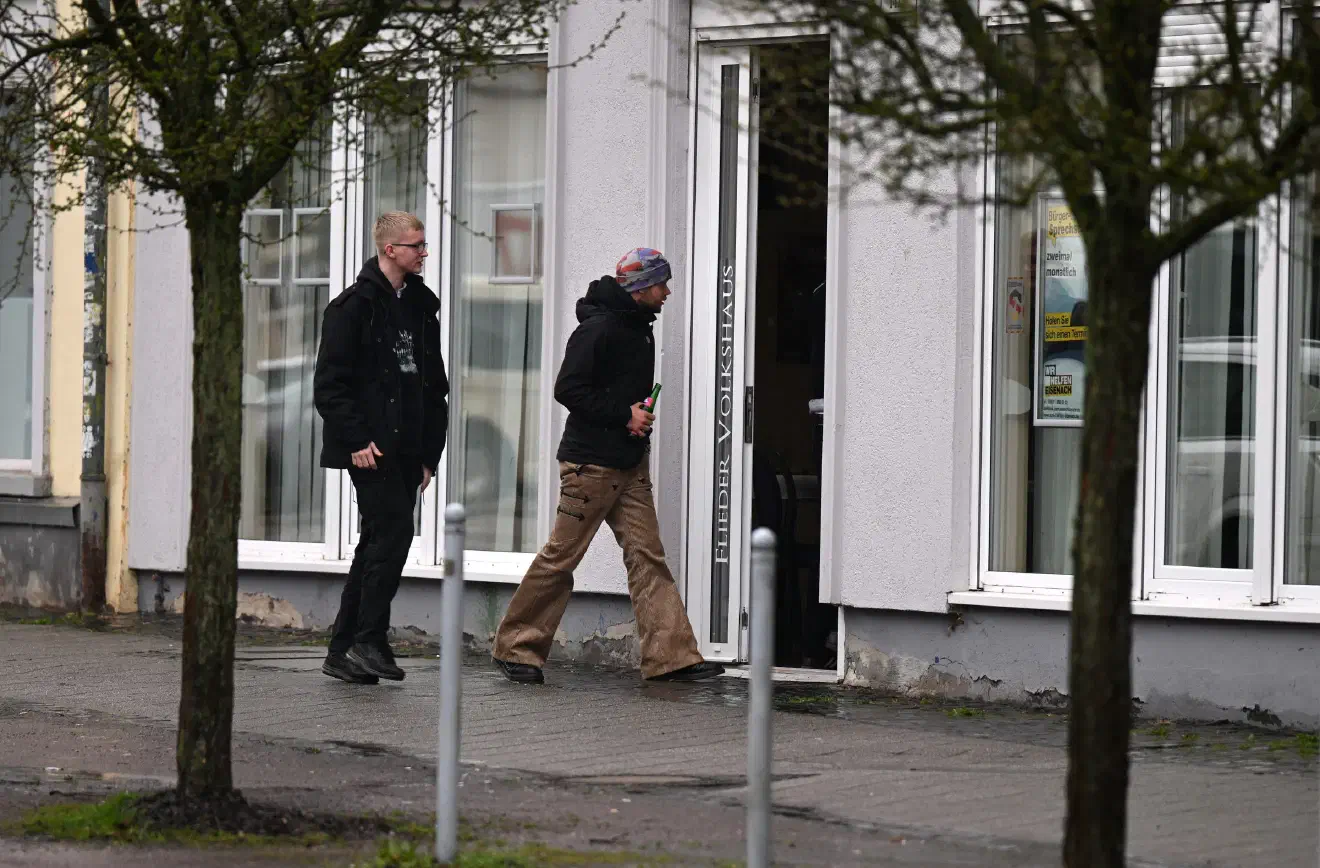 Der Großteil der derzeit in der JN organisierten Neonazis erreichte dann ab 13Uhr den Ort des Geschehens.