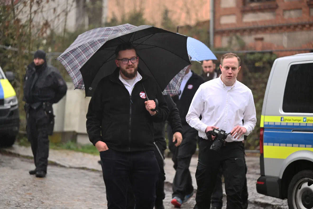 Kurz vor 15 Uhr formierten sich verschiedene Führungspersonen von Regional- und Stützpunktebene, um anwesende Beobachter*innen der Veranstaltung abzuschirmen.