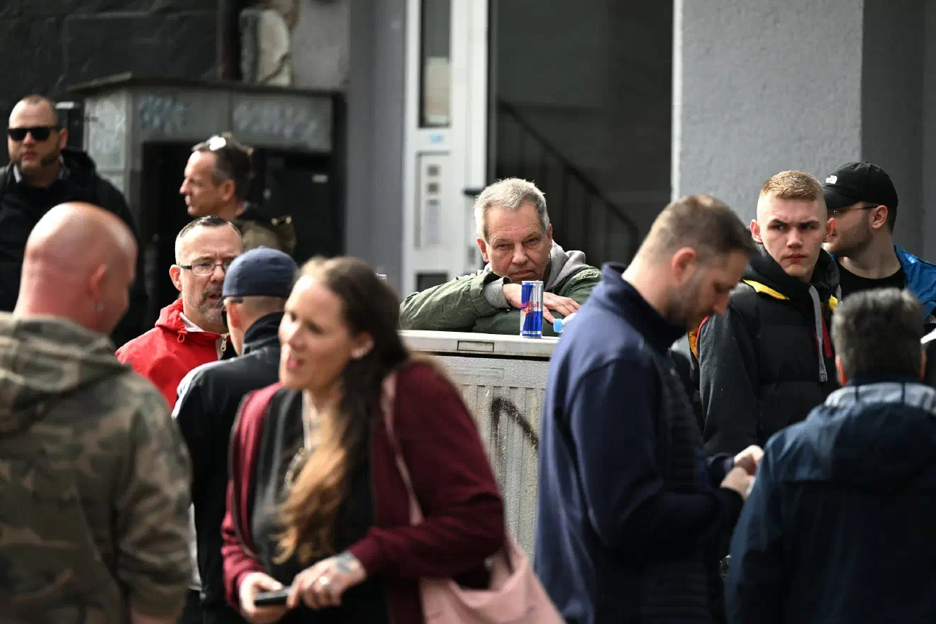 Vor Ort war auch Christian Worch, seines Zeichens Bundesvorsitzender der Partei "Die Rechte" (DR). Ein Großteil der hier Versammelten war noch bis vor ein paar Monaten Mitglied dieser neonazistischen Splitterpartei. Doch Anfang des Jahres erklärten gleich mehrere mitgliedsstarke Ortsverbände ihren Übertritt zur NPD - jedoch ohne Christian Worch zuvor zu informieren. Die Gemütsverfassung von Worch war dementsprechend. Er klagte im Verlauf der Veranstaltung dann auch mehrfach über Stress und Magenschmerzen.