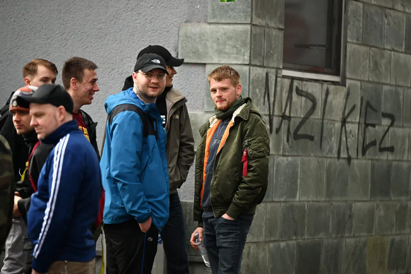 Nachdem die lokale Neonaziszene in den letzten Jahren sich vor allem durch einen latenten Rückgang ihrer aktiven Protagonist:innen auszeichnete, war bei der 1. Mai Veranstaltung erstmals auch wieder eine Gruppe jugendlicher Neonazis aus dem lokalen Umfeld zugegen.