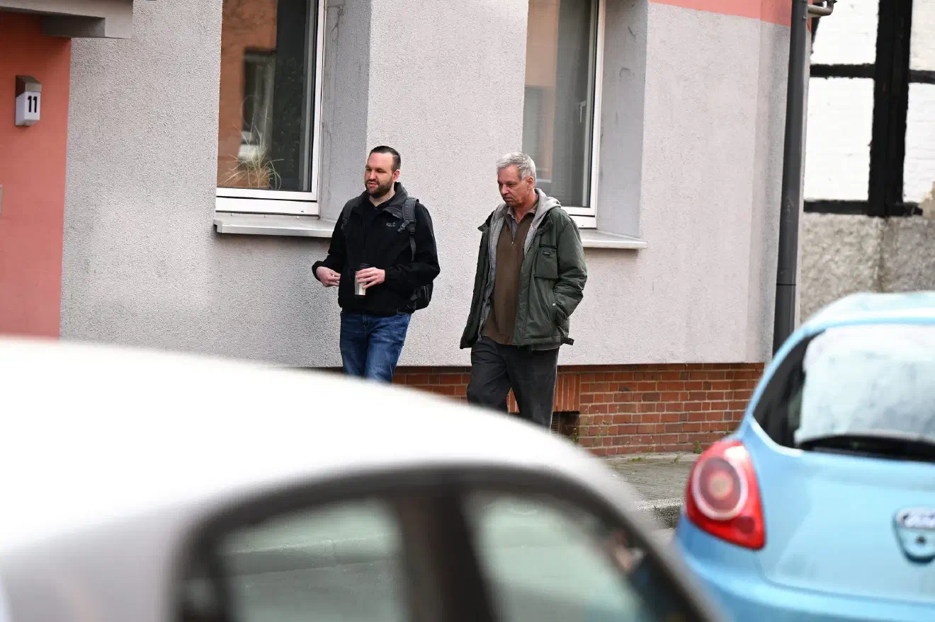 Gegen 11 Uhr setzen sich die angereisten Teilnehmenden dann in Bewegung, um auf einem nahegelegenen Lidl-Parkplatz in die zuvor georderten Busse zu steigen.