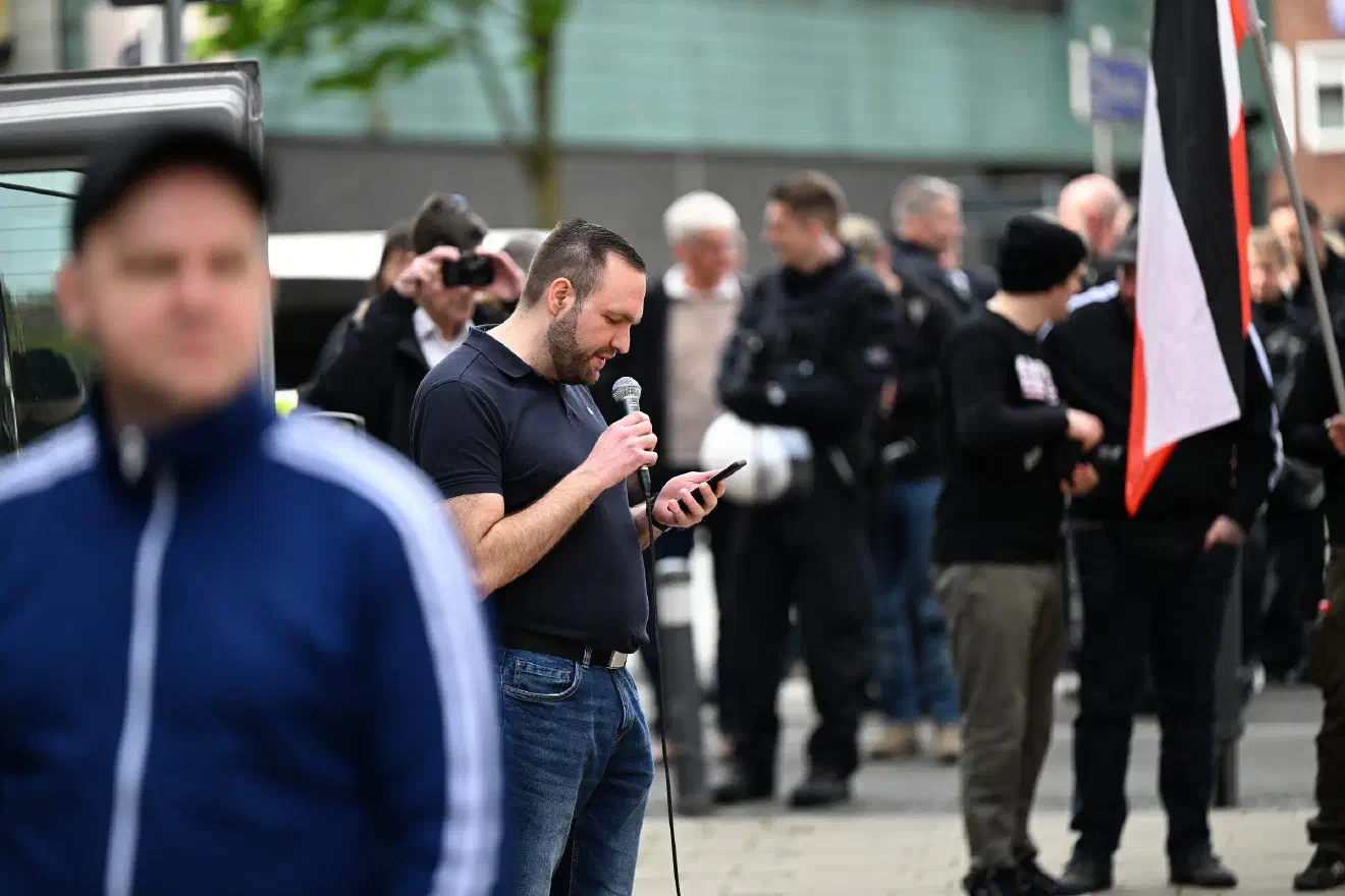 In Recklinghausen wurden verschiedene Redebeiträge gehalten. Hier von Sascha Krolzig, dem ehemaligen Führungsmitglied der Partei "Die Rechte" - nun Vorsitzender der NPD-Dortmund, die bereits jetzt schon unter der Bezeichnung "Die Heimat" in Erscheinung tritt.