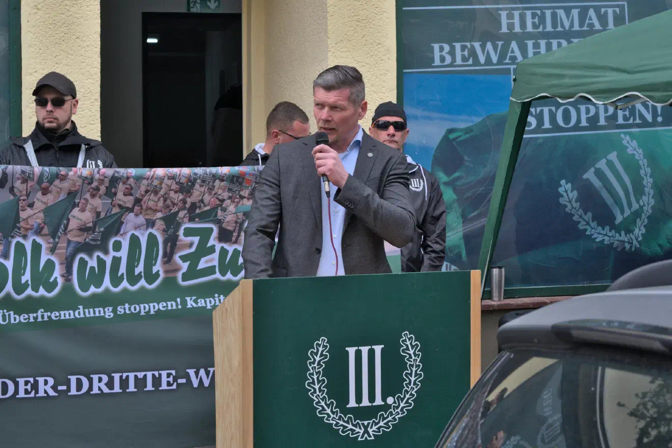 Als weiterer Redner trat der Bundesvorsitzende der Partei, Matthias Fischer an das Redner:innenpult vor dem Parteibüro. Seine Rede kam, wie auch die von Björn Rimmert, nicht ohne antisemitische Anspielungen aus.